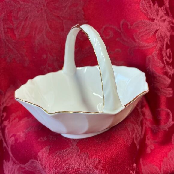 Vintage Toyo Elegance White Porcelain Trinket Basket - Picture 1 of 9
